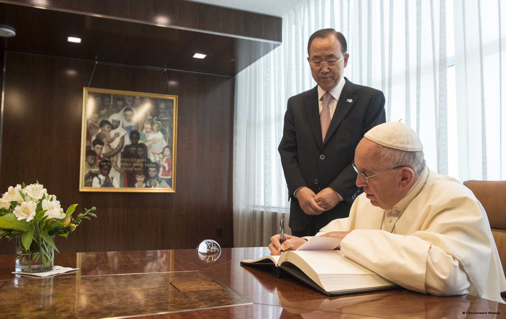 Pope Francis signs the Golden Book at the Headquarters of the UN in New York