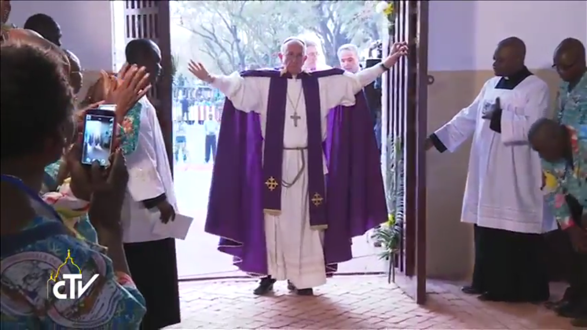 Pope Francis opens first Holy Door of the Jubilee of mercy