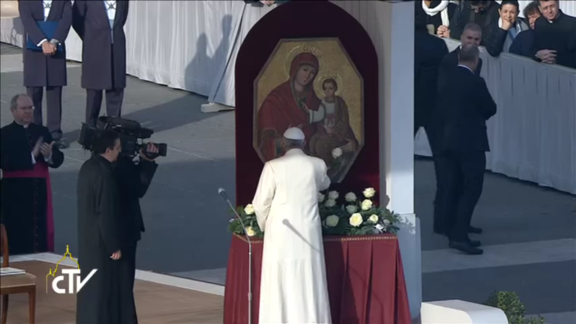 Pope Francis offers a rose to Mary