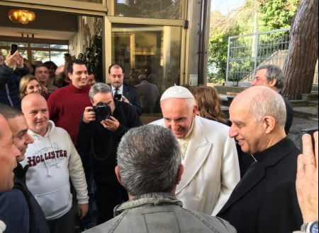 Pape Francois visite un centre de rehabilitation